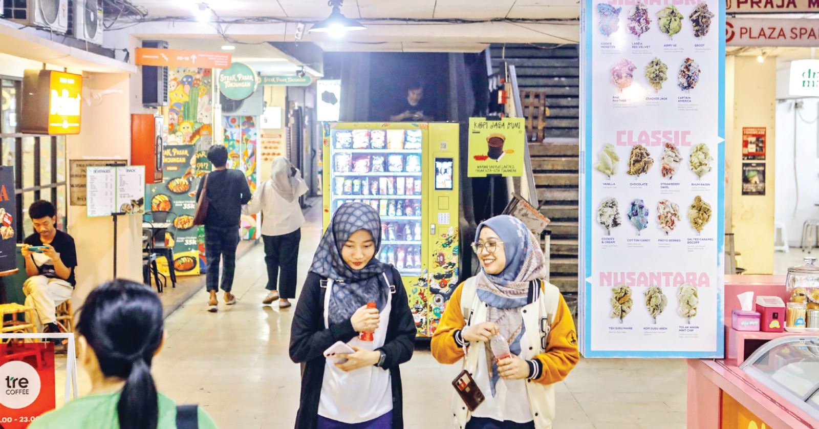 TAK SERAMAI DULU: Pengunjung berjalan di koridor Pasar Tunjungan kemarin. Dalam tiga bulan terakhir, pedagang mengeluhkan kondisi pasar yang semakin sepi. DIPTA WAHYU/JAWA POS