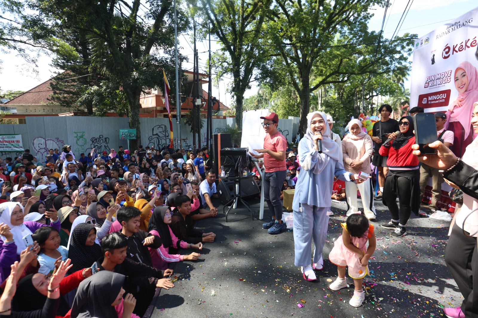 MERIAH: Ria Ricis menyapa para penggemarnya di kawasan Car Free Day Jalan Ijen kemarin pagi (19/1). DARMONO/RADAR MALANG