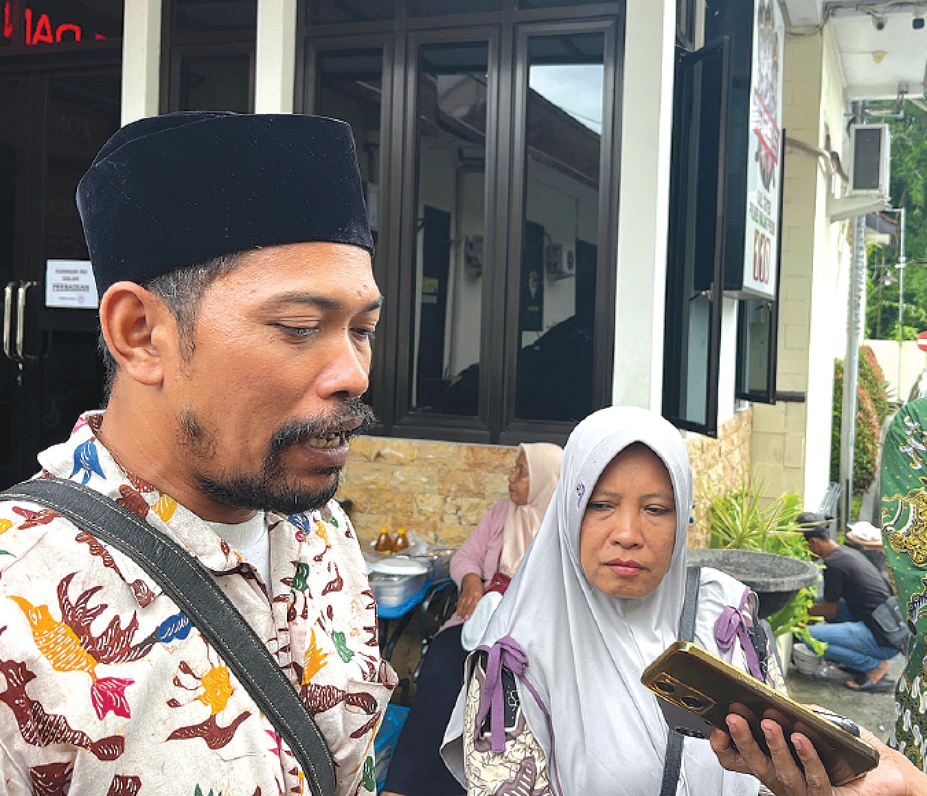 TUNGGU KEJELASAN: Moh. Subhan Zunaidi, 42, setelah menjalani pemeriksaan di Mapolres Malang. NAHDIATUL AFFANDIAH/RADAR KANJURUHAN