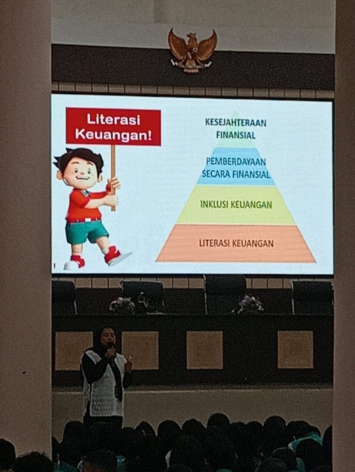 Analis Bagian Pengawasan Perilaku Pelaku Usaha Jasa Keuangan, Edukasi, Pelindungan Konsumen dan Layanan Manajemen Strategis OJK Malang Erna Tigayanti memberikan materi di SMKN 2 Malang pagi ini (20/1)