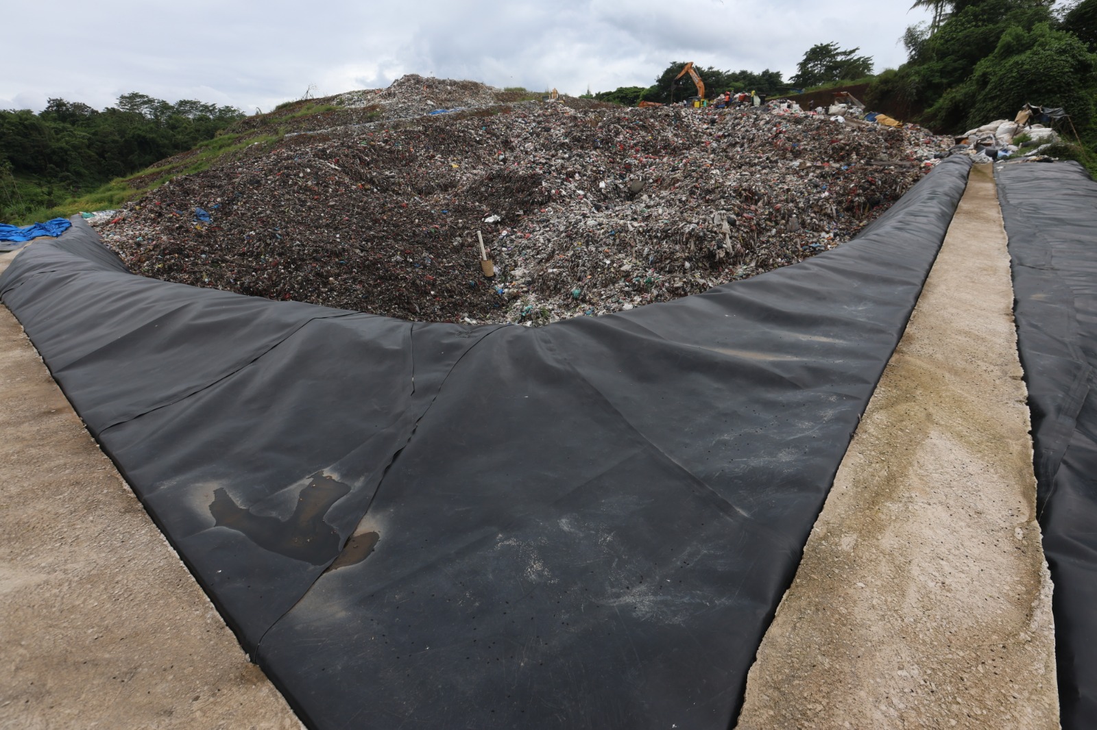 KELOLA SAMPAH: Sampah menumpuk di area TPA Talangagung, Kepanjen. Jumlahnya akan menurun setelah rumah kompos beroperasi.