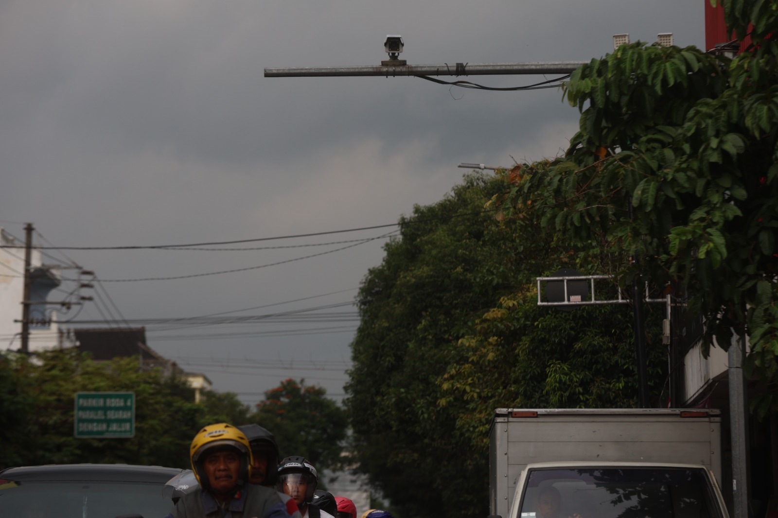 Kamera ETLE statis di simpang empat Kepanjen menyorot kendaraan dari arah Jalan A. Yani Kepanjen. (Dokumen Radar Malang)