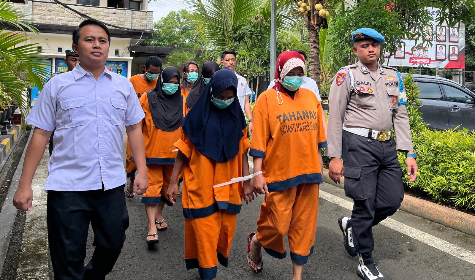 PEKERJAKAN ANAK: Enam tersangka Tindak Pidana Perdagangan Orang (TPPO) digiring menuju tempat konferensi pers di Mapolres Malang kemarin (20/1). NAHDIYATUL AFFANDIYAH/ RADAR MALANG