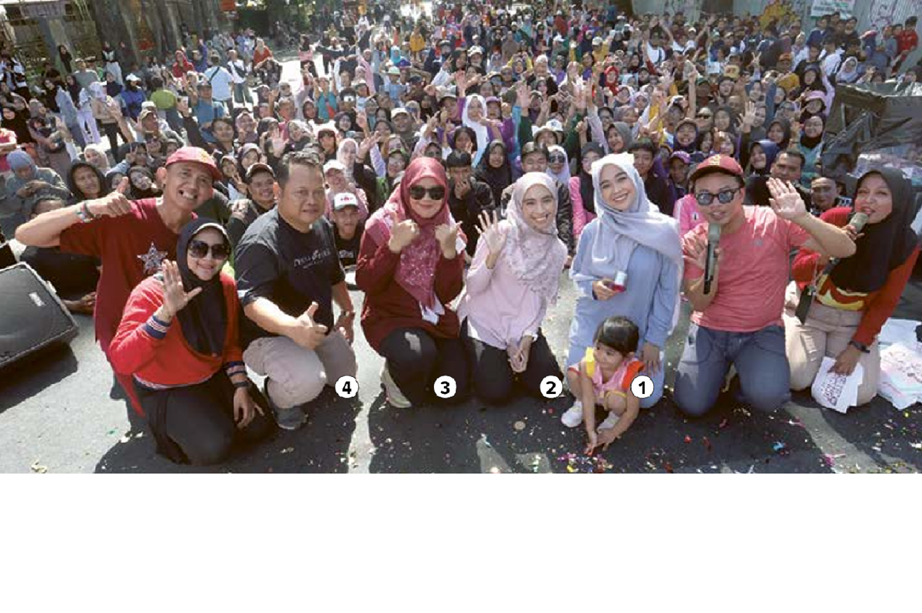 RAMAI: Pengunjung CFD foto bersama 1) Ria Ricis, 2) CEO Keke Busana, 3) Duta Teras Keke Malang Ayunda Hadisaputro, dan 4) Owner sekaligus Dirut PT Wiss Bangun Persada Perumahan Lawang Park Residence.