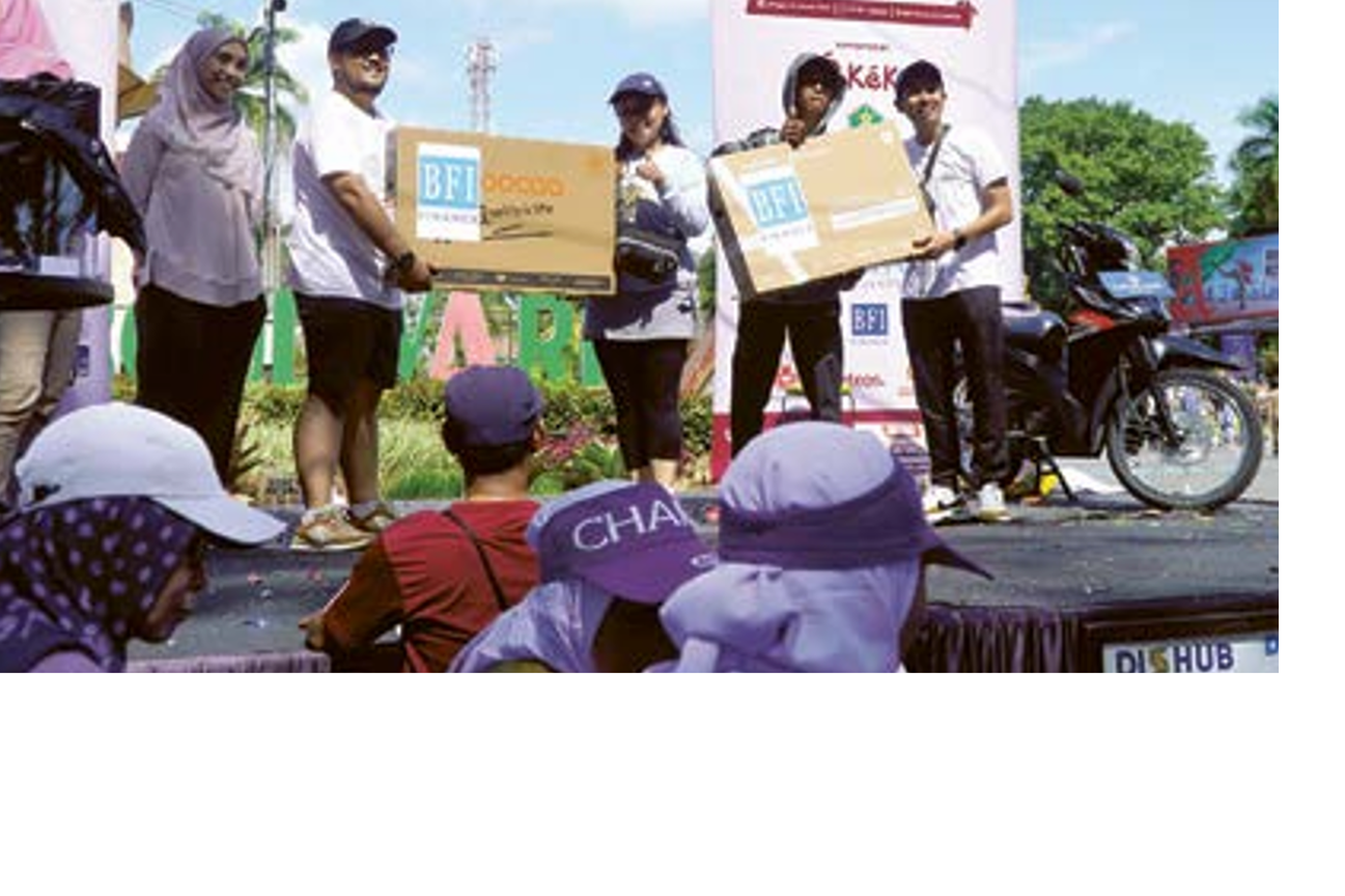 BERUNTUNG: NDF Car Manager BFI Cabang Malang Muhammad Iqbal Basuki (dua dari kiri) dan NDF Motorcycle Manager BFI Cabang Malang Septian Keyko (kanan) menyerahkan hadiah smart TV.