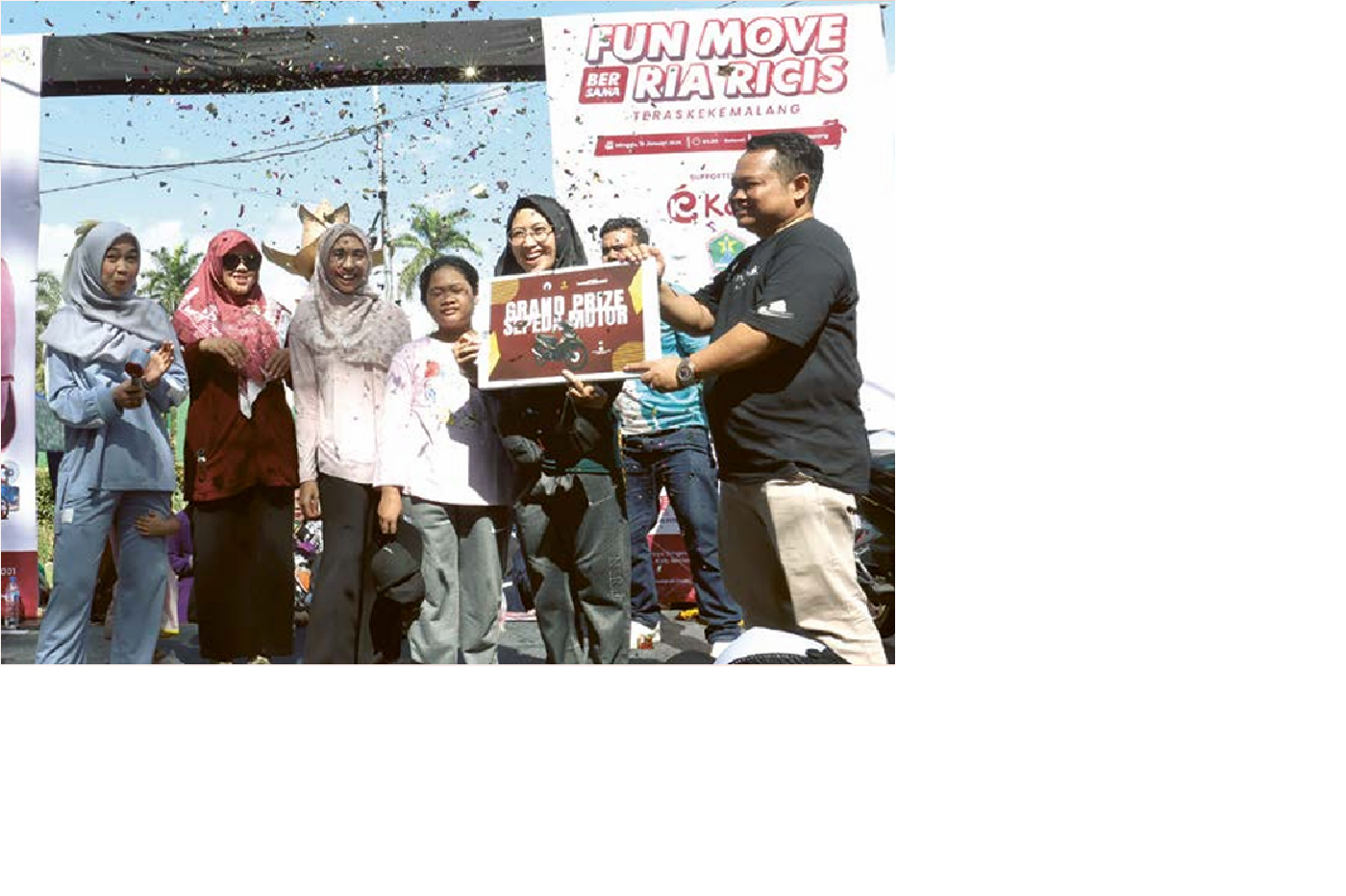HADIAH UTAMA: Owner sekaligus Dirut PT Wiss Bangun Persada Perumahan Lawang Park Residence Afwan Syahid (kanan) menyerahkan hadiah sepeda motor ke Ulfa Rama. DARMONO/RADAR MALANG