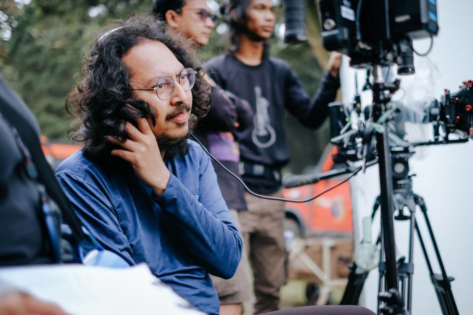 TERUS BELAJAR: Mahesa Desaga memantau pengambilan gambar di Area Budug Asu, Kabupaten Malang untuk FIlm Es Teh Hangat, awal 2024. MAHESA DESAGA FOR RADAR MALANG