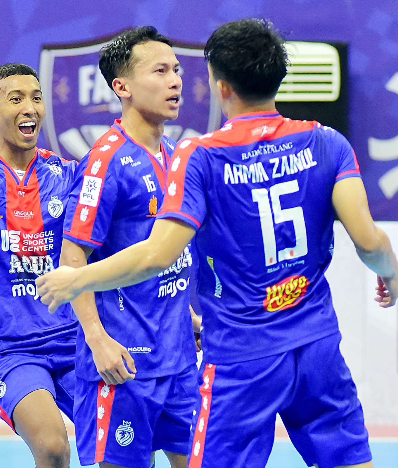 BAWA NAMA MALANG: Guntur Sulistyo Ariwibowo (kiri) merayakan golnya ke gawang Pangsuma FC di GOR Babussalam, Banjarbaru, Kalimantan Selatan, 18 Januari lalu. MEDIA OFFICER UNGGUL FC FOR RADAR MALANG