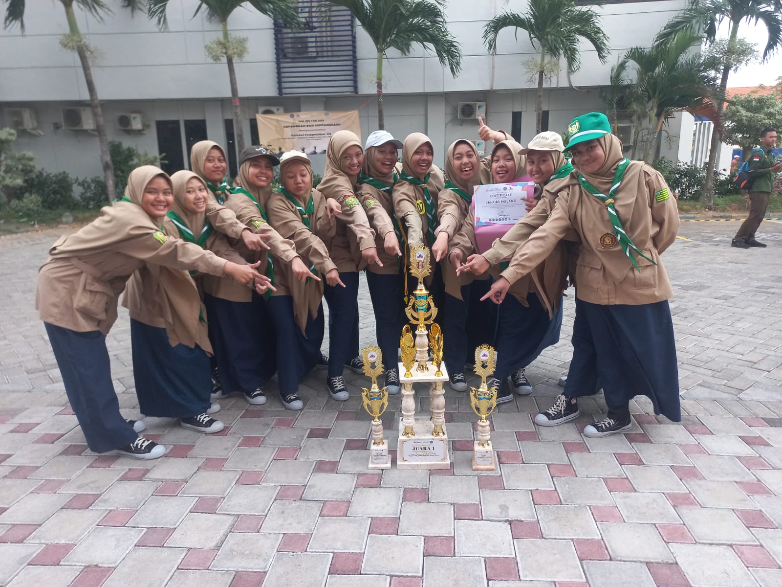 BERPRESTASI: Para siswi SMA ABSM meraih juara 1 dalam lomba kepanduan tingkat Jawa Timur.