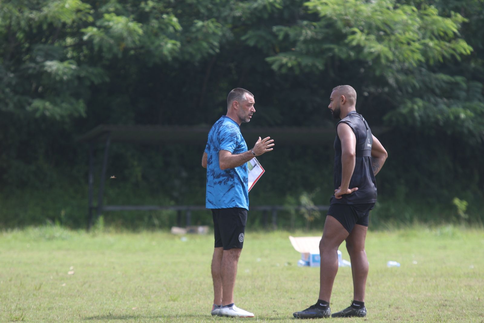 DIUJUNG TANDUK: Ze Gomes (kiri) memberikan instruksi dalam sesi latihan Arema FC di Lapangan Universitas Brawijaya, pekan lalu. SATRIA CAHYONO/RADAR MALANG