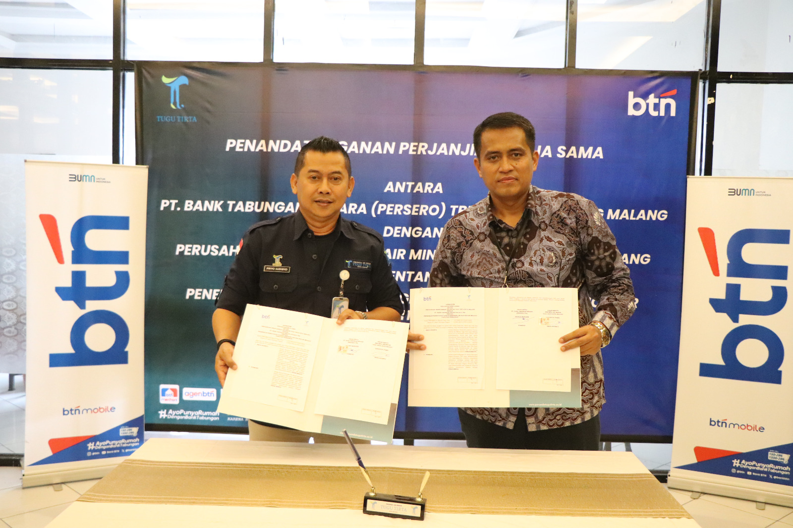 Direktur Perumda Air Minum Tugu Tirta Kota Malang Priyo Sudibyo dan Branch Manager BTN Malang, Turmono menandatangani kesepakatan