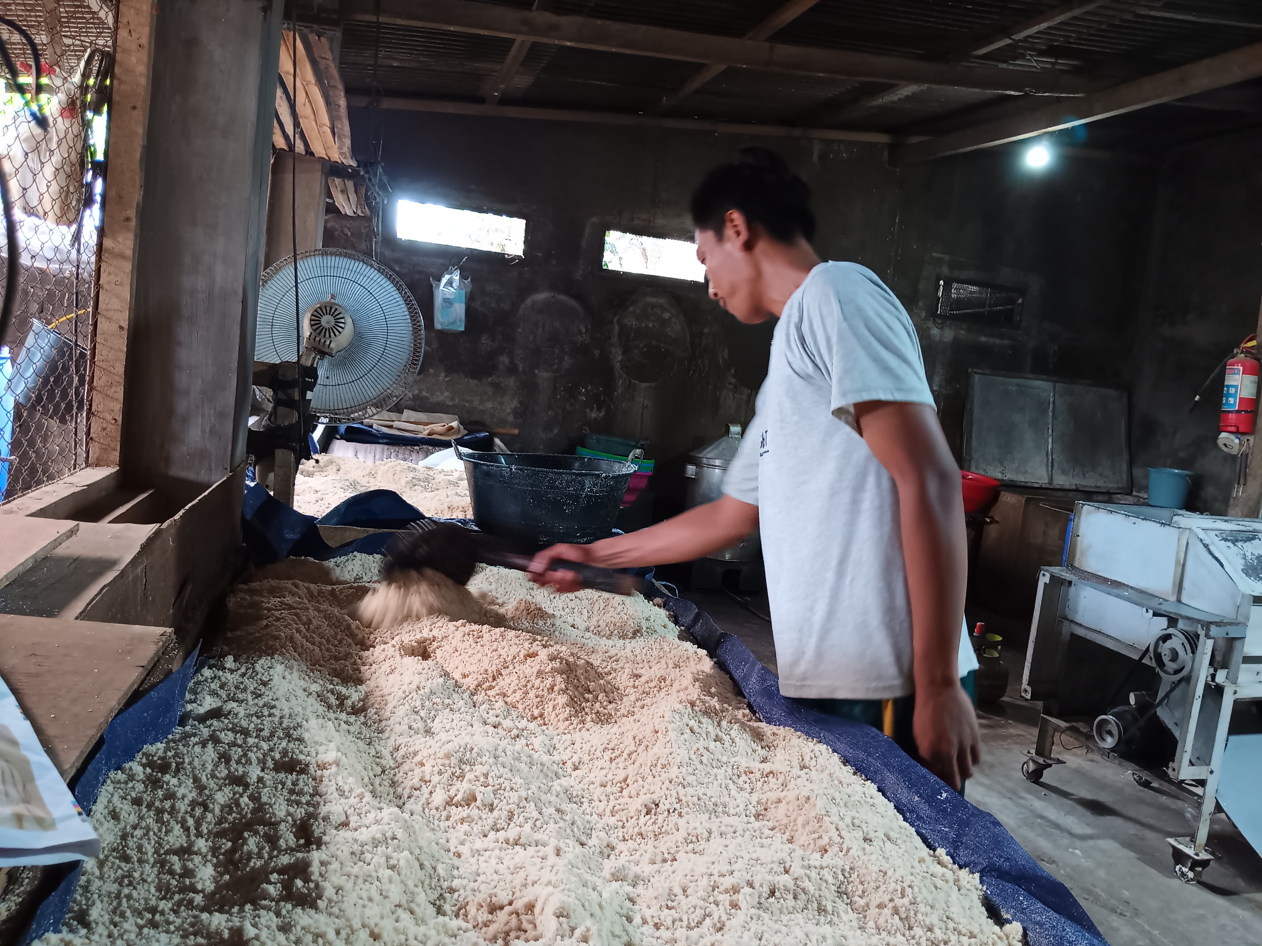 PRODUK LOKAL: Seorang pekerja home industri tempe di Desa Ngadilangkung, Kecamatan Kepanjen mengeringkan ampas kedelai untuk diolah menjadi tempe menjes
