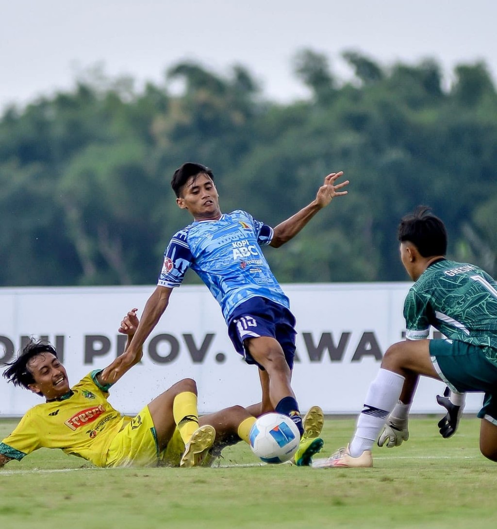 AWAL BAGUS: Pemain Persema Malang (kanan) dihadang penggawa Persegres Gresik di Stadion Gelora Bung Sumardji, Nganjuk, Senin lalu (20/1). MO PERSEMA MALANG FOR RADAR MALANG