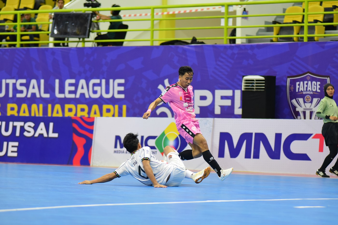 TAJAM: Flank Unggul FC Malang Achmad Vicky Irawan (kanan) dihadang pemain Sadakata United di laga PFL pekan ke-3 di GOR Babussalam, Banjarbaru, Minggu (19/1) lalu.