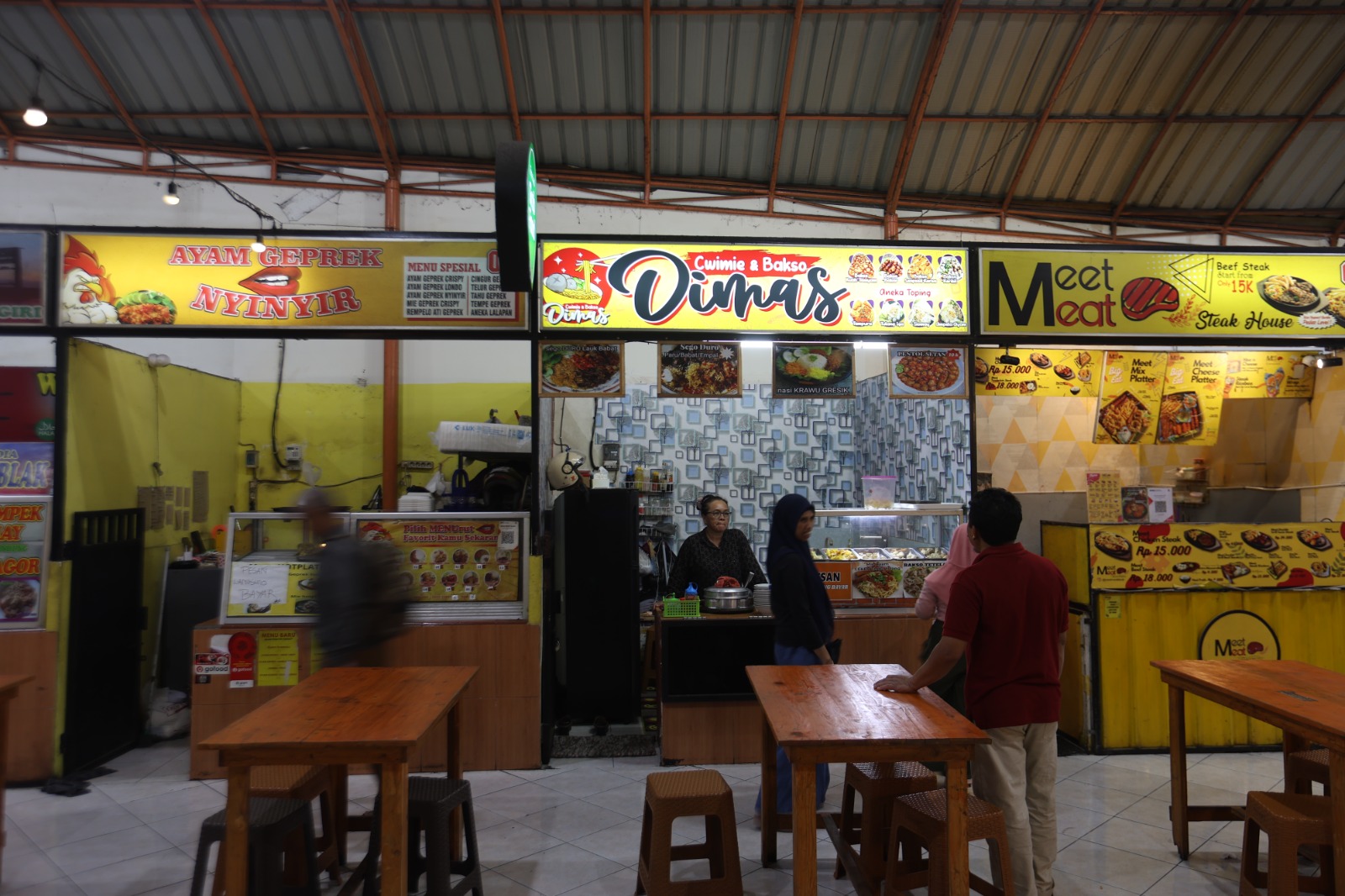 DEMI KONSUMEN: tiga UMKM mengisi stan di Pujasera Kantor Pos Malang. Pemkot terus mendorong mereka agar segera mengurus sertifikasi halal. (DARMONO/RADAR MALANG)