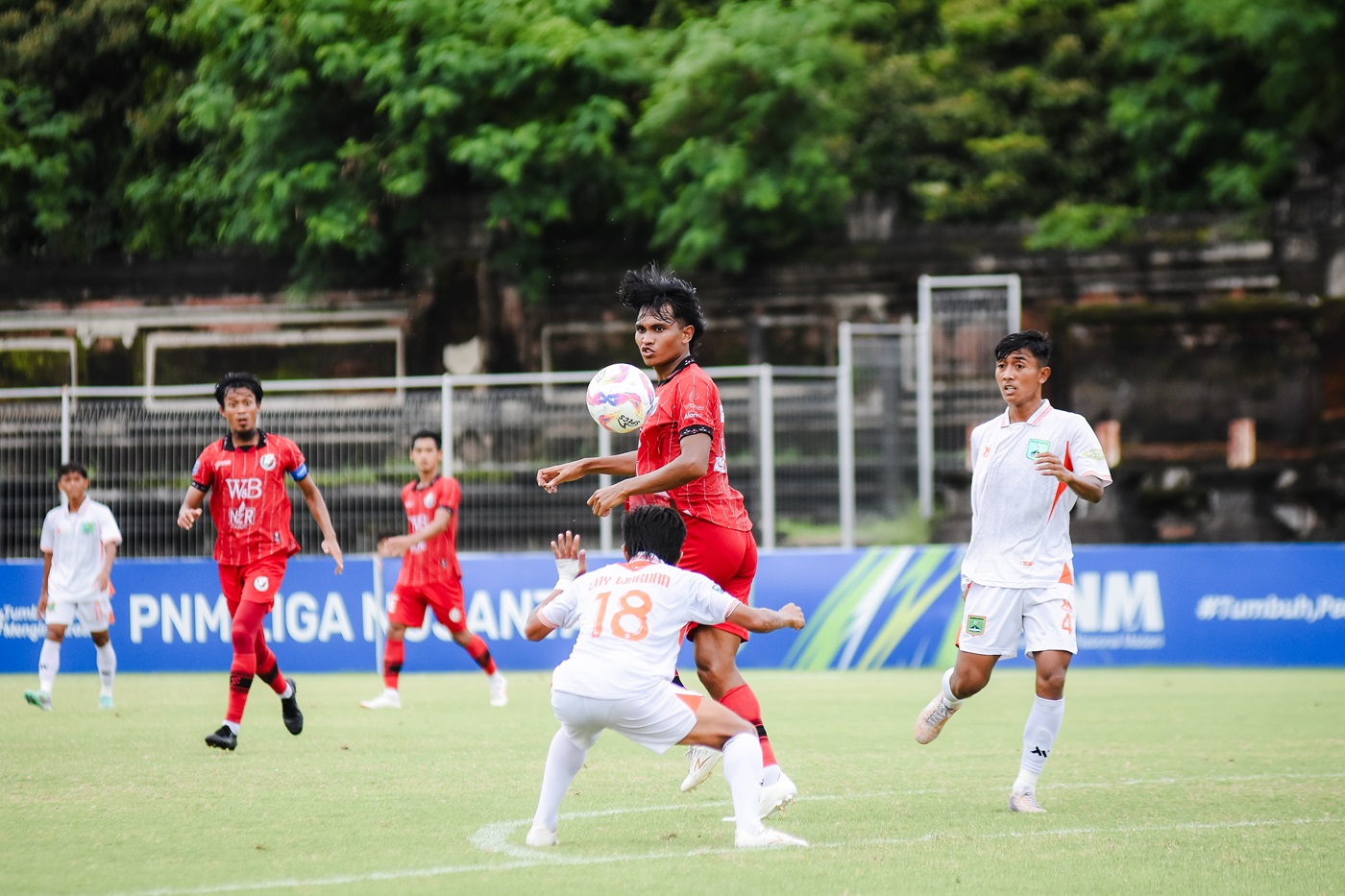 KURANG MAKSIMAL: Pemain belakang NZR Sumbersari Reza Willi (tengah) berhasil menghalau bola dalam laga melawan Persekabpas Pasuruan, kemarin. MO NZR SUMBERSARI FOR RADAR MALANG