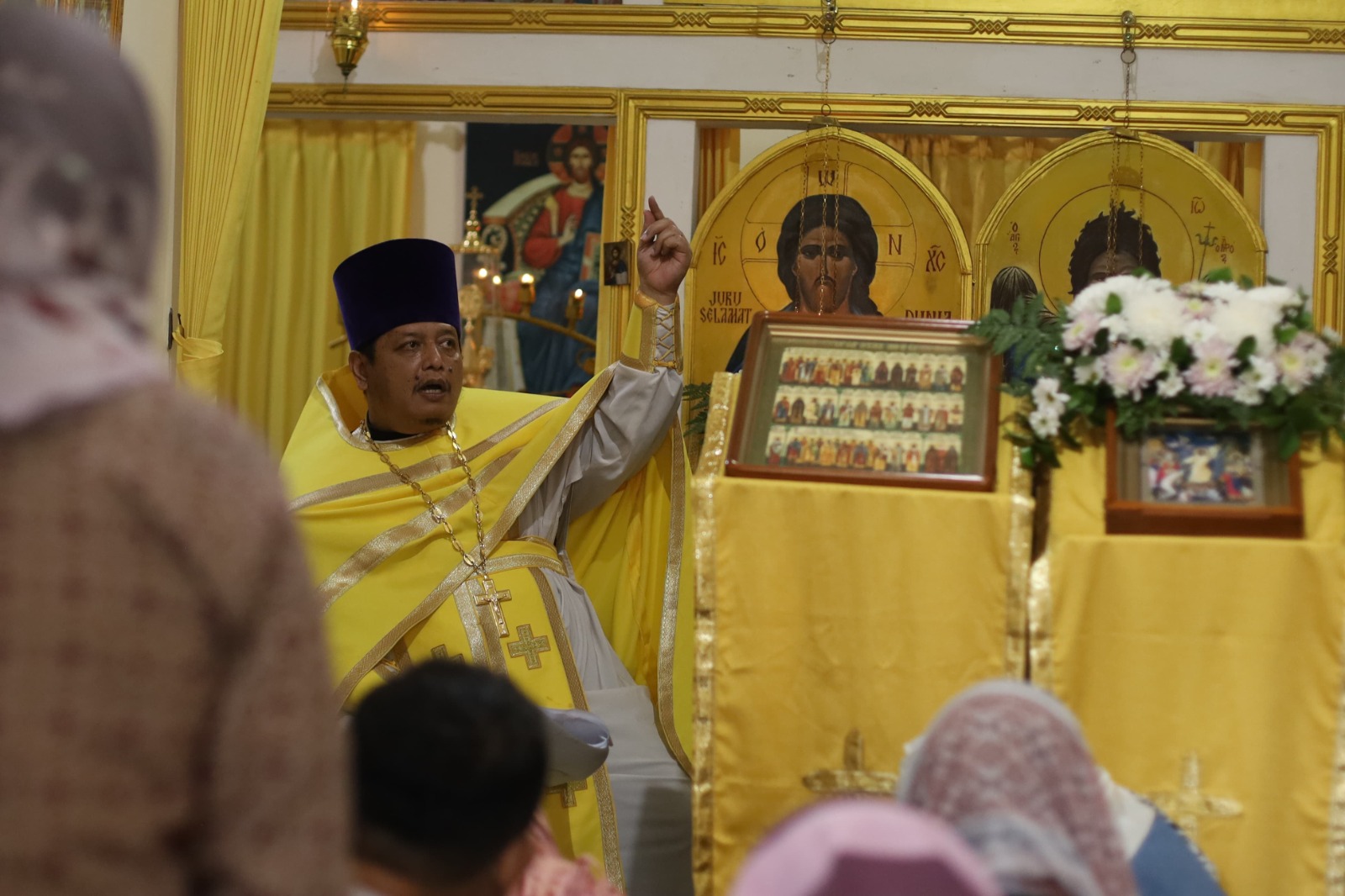 EKSIS: Romo Theodore memimpin perayaan ekaristi di Gereja Orthodox Rusia Paroki Santo Cosmas dari Aitolia, 7 januari lalu. Dia ditahbiskan sebagai imam sejak 2018. (BYLLAL FAJAR FOR RADAR MALANG)