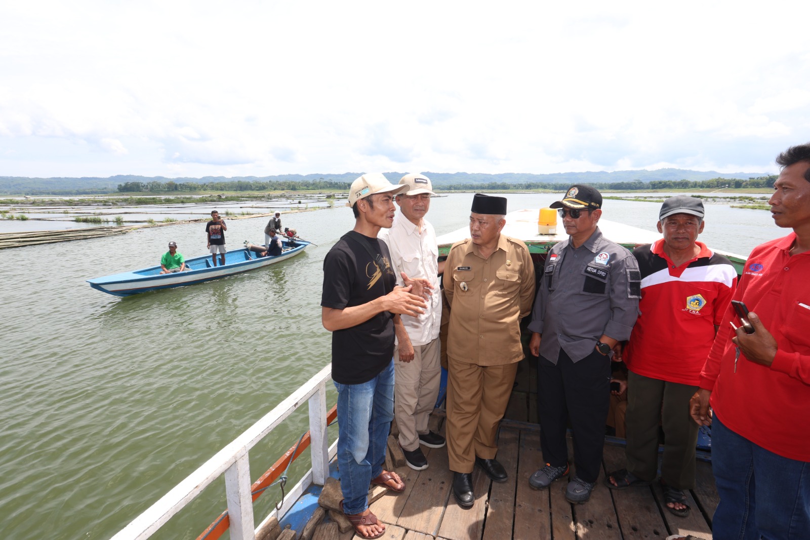 CURHAT: Kelompok Pembudidaya Ikan Muri Makmur Sutami berbincang dengan Bupati Malang H M. Sanusi yang berkunjung ke Waduk Karangkates kemarin (21/1). (DARMONO/RADAR MALANG)