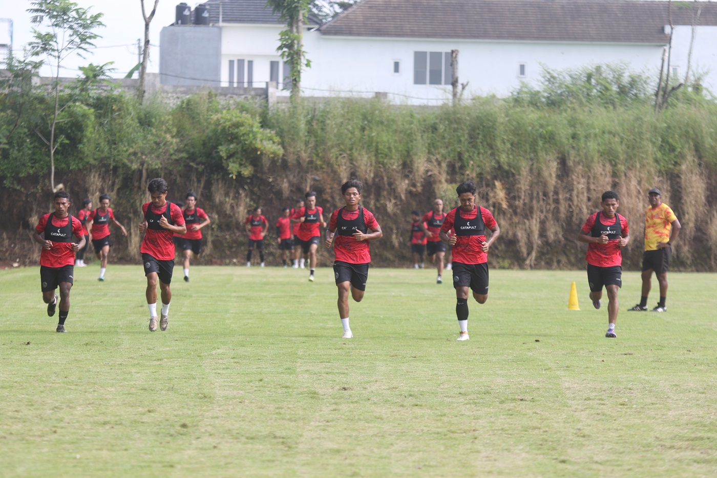 BERUSAHA BANGKIT: Para pemain Arema FC menjalani sesi latihan kebugaran di Lapangan Universitas Brawijaya, kemarin. SATRIA CAHYONO/RADAR MALANG