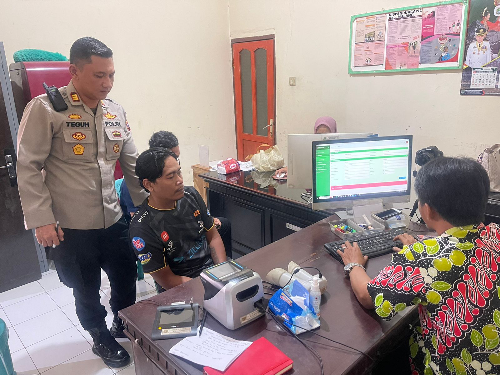 RESIDIVIS: Ryan Subandoyo, 49, warga Karangnongko, Kecamatan Poncokusumo menjalani pemeriksaan di Polsek Poncokusumo kemarin (23/1)