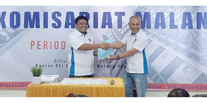 Ketua REI Komisariat Malang 2024-2027 Yunandi (kiri) bersama Ketua REI Malang periode sebelumnya Suwoko kemarin (22/1). Saat ini REI Malang memiliki ratusan anggota. (DIDIK HARIANTO/RADAR MALANG)