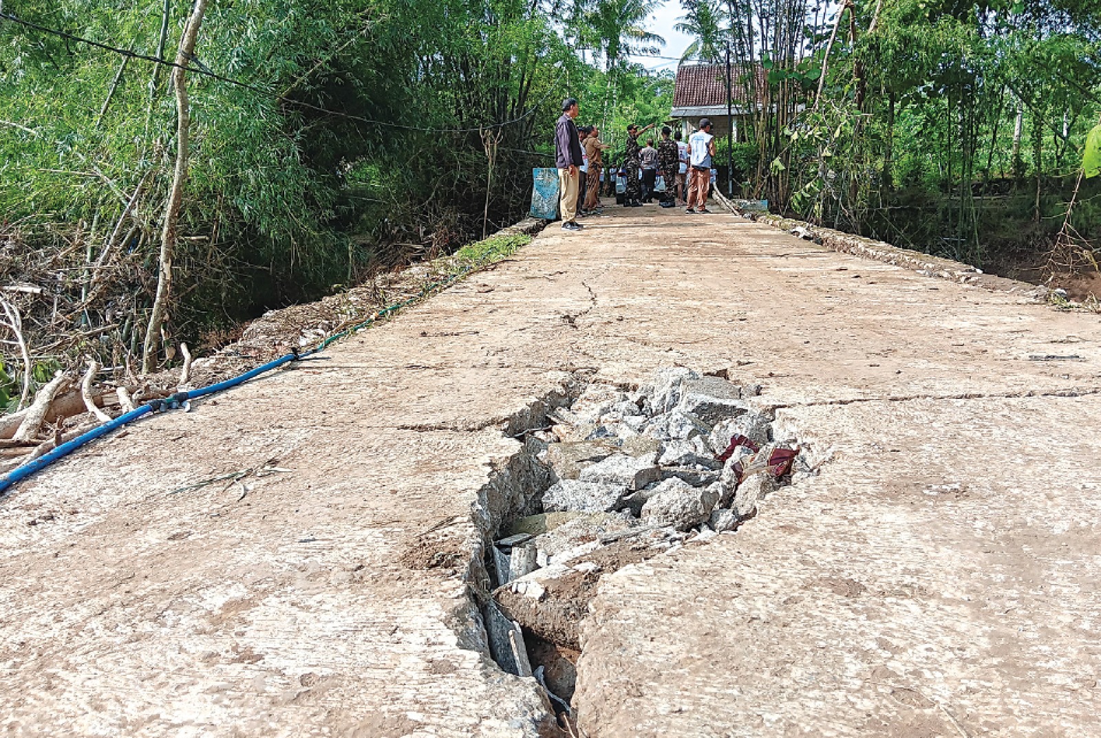INFRASTRUKTUR: Jembatan di Desa Arjosari, Kecamatan Kalipare rusak akibat bencana akhir 2024 lalu. Tahun ini jembatan tersebut diperbaiki. INDAH MEI YUNITA/RADAR KANJURUHAN