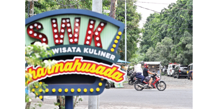 BUKA AKSES: Lahan kosong di Jalan Dharmahusada akan dijadikan jalan baru oleh Pemkot Surabaya yang nantinya terhubung dengan MERR. (AHMAD HUSAINI/JAWA POS)