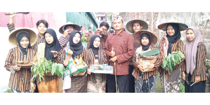 ANGKAT KEARIFAN LOKAL: Siswa SMA Islam Karangploso menggelar Puncak P5 dengan kirab budaya. (SMA ISLAM KARANGPLOSO FOR RADAR MALANG)