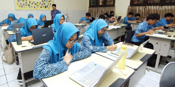 FOKUS: Siswa MAN 2 Kota Malang mengerjakan soal tryout SNBT kemarin pagi. (SATRIA CAHYONO/RADAR MALANG)