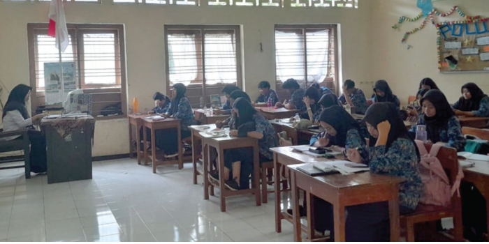 ANTUSIAS: Siswa SMAN 5 Malang mengerjakan soal tryout SNBT dengan didampingi guru. (TALITA LATHIFATUR FOR RADAR MALANG)