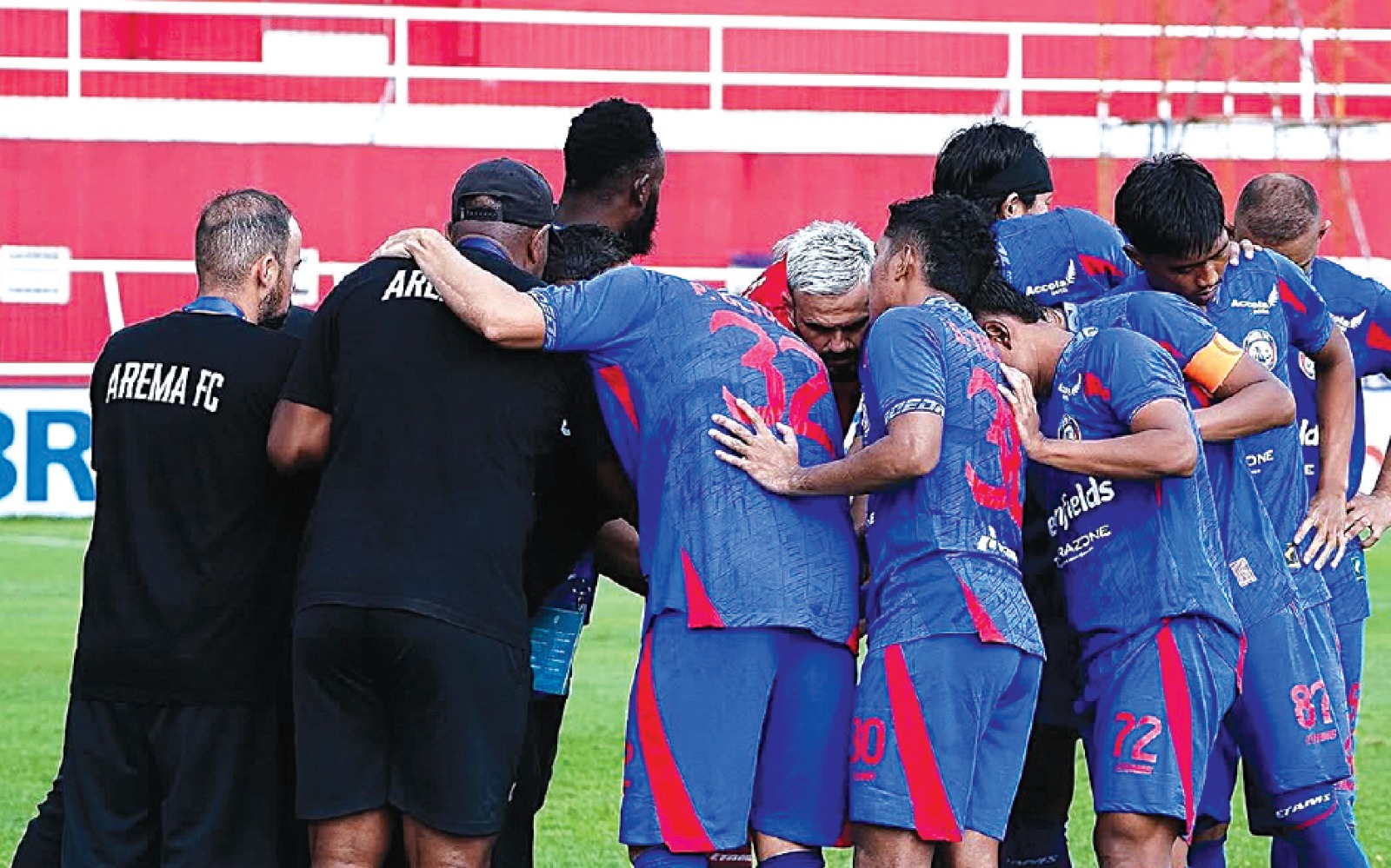 BERHARAP SUPPORT: Para pemain Arema FC berdoa bersama sebelum melawan PSBS Biak di Stadion Soepriadi, Blitar, 22 desember lalu. MO AREMA FC FOR RADAR MALANG