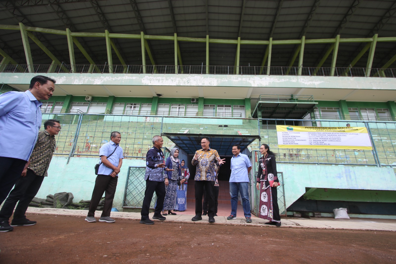 DAPAT ANGGARAN RP 10 M: Pj Wali Kota Malang Iwan Kurniawan (tengah) bersama rombongan Pemkot Malang meninjau proses renovasi di Stadion Gajayana, kemarin. Proses itu bakal berlangsung sampai awal Mei.