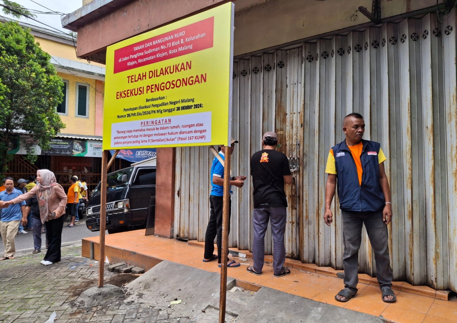 ASET KE-20: Pengadilan Negeri Malang memasang papan tanda penyitaan atas sebuah ruko di Jalan Panglima Sudirman Nomor 73, Blok D, Kelurahan Klojen, Kecamatan Klojen kemarin. NABILA AMELIA/RADAR MALANG