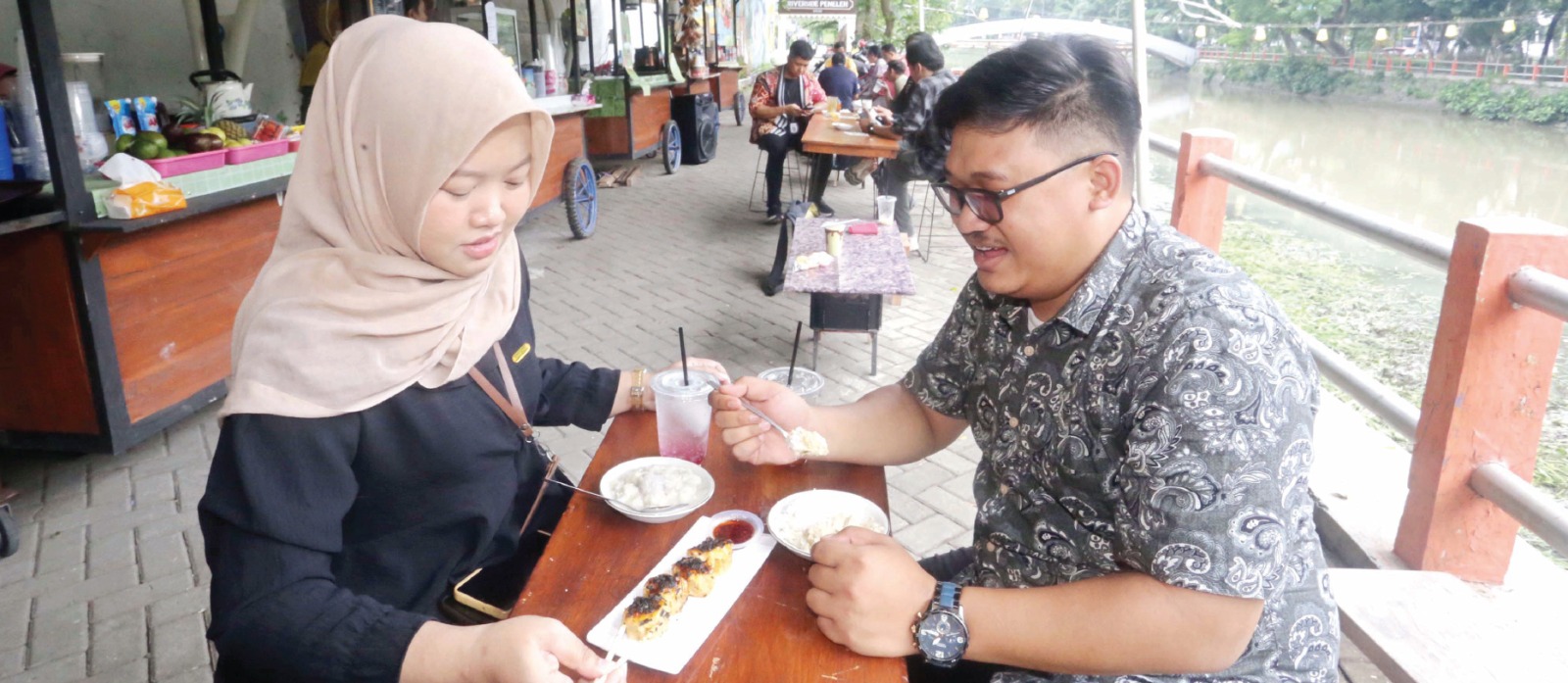USUNG KONSEP BARU: Pengunjung menikmati makanan di Sentra Kuliner Peneleh Riverside kemarin siang. Ke depan, konsep baru yang akan diusung adalah Surabaya Tempo Dulu. (ROBERTUS RISKY/JAWA POS)