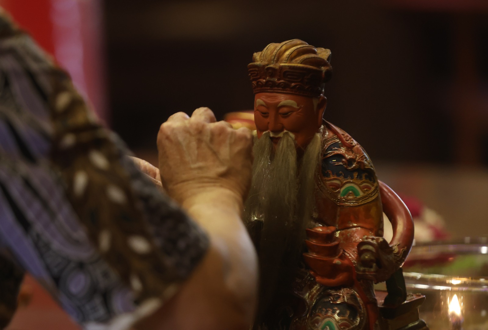 RITUAL TAHUNAN: Patung dewa di Kelenteng Eng An Kiong mulai dibersihkan warga Tionghoa, kemarin. Prosesi itu berlangsung sampai Sabtu nanti (25/1). (DARMONO / RADAR MALANG)