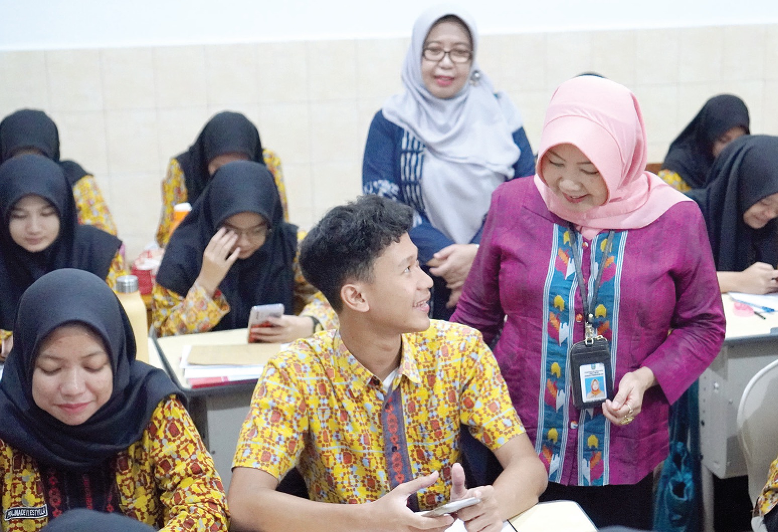 APRESIASI: Kepala Cabang Dinas Pendidikan Kota Malang-Kota Batu Dr Hj Hastini Ratna Dewi MPd berinteraki dengan salah satu siswa peserta Tryout SNBT 2025 dari SMAN 1 Malang, kemarin (22/1).