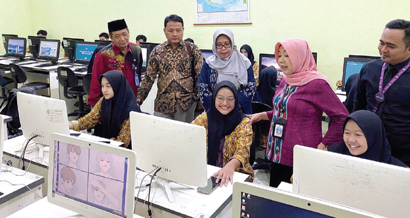 BERJALAN LANCAR: Kacabdindik Kota Malang-Kota Batu, Kasi SMA, Ketua MKKS SMA Negeri Kota Malang, Kepala Sekolah, perwakilan Bimbel Primagama meninjau pelaksanaan Tryout SNBT 2025 di SMAN 1 Malang.