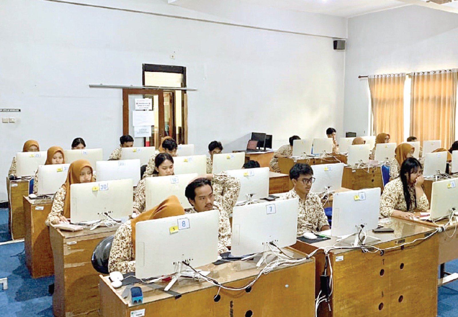 FOKUS: Sejumlah siswa SMAN 1 Batu mengerjakan soal Tryout SNBT 2025 di laboratorium komputer sekolah.