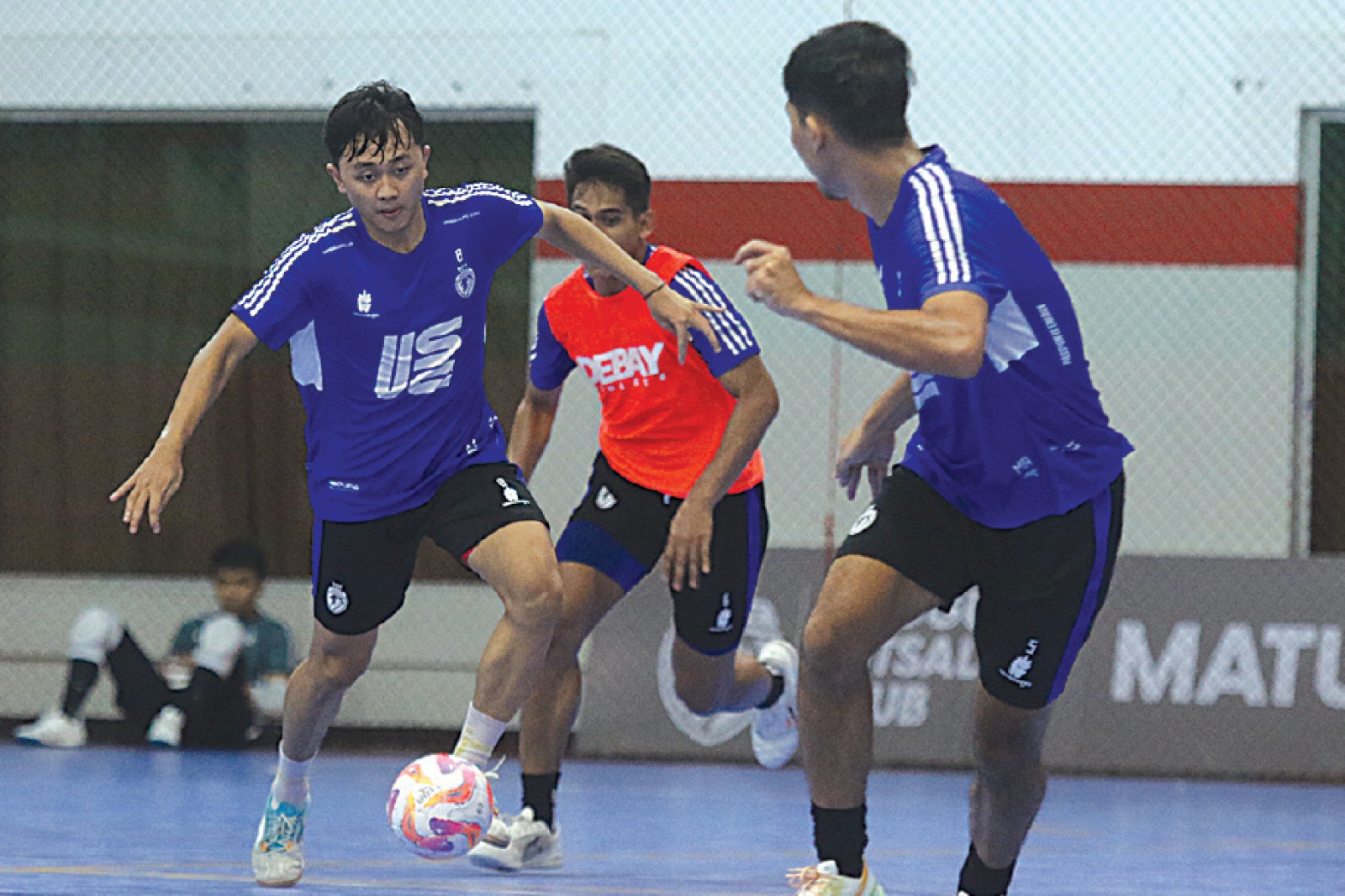JAGA PERFORMA: Adam Ahlan (tengah) berusaha melewati rekannya dalam sesi latihan di Unggul Sport Center, kemarin. SATRIA CAHYONO/RADAR MALANG