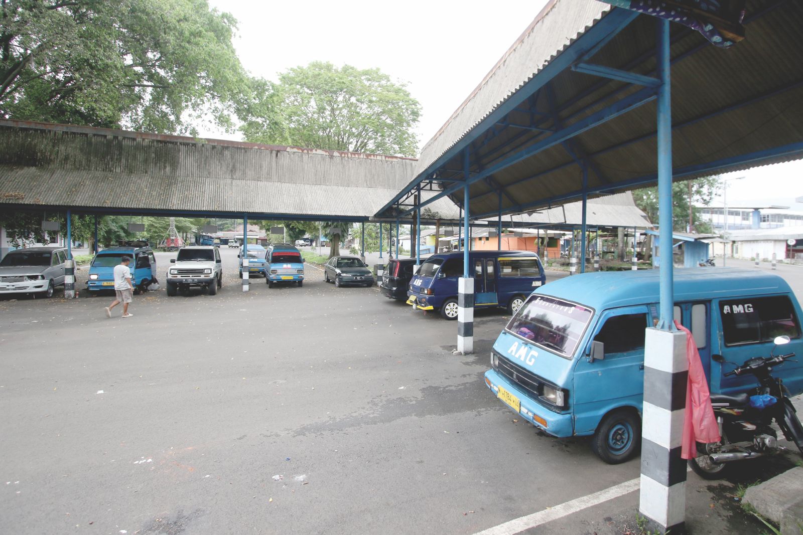 DIUSULKAN 2026: Sejumlah angkot ngetem di Terminal Arjosari, kemarin. Tahun lalu pemkot sempat mengalokasikan dana untuk memperbaiki beberapa fasilitas di sana. (SATRIA CAHYONO / RADAR MALANG)