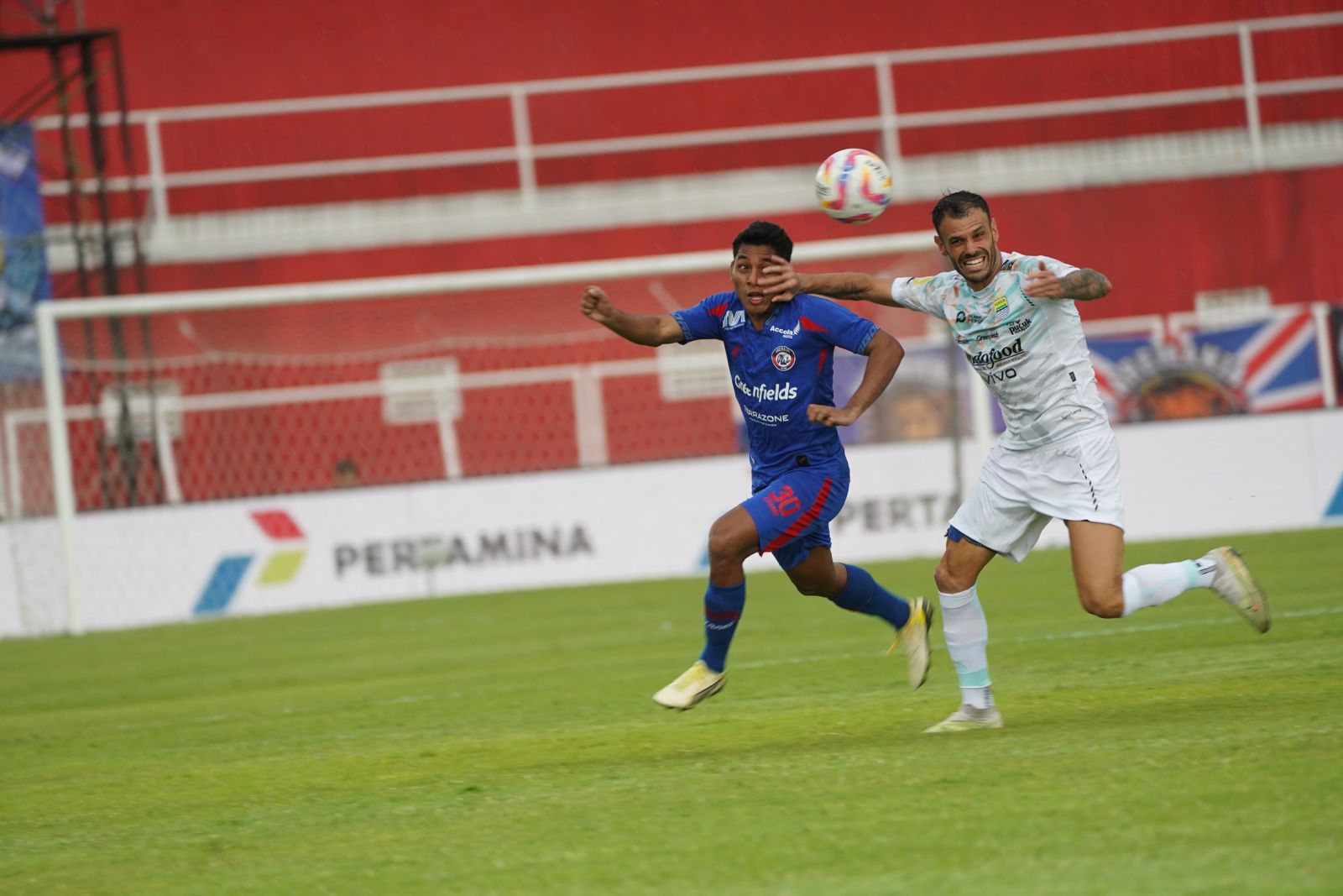 CATAT REKOR NEGATIF: Salim Tuharea (kiri) berusaha melewati gelandang Persib Bandung Tyronne del Pino dalam laga BRI Liga 1 pekan ke-20 di Stadion Soepriadi, kemarin (24/1). MO AREMA FC FOR RADAR MALA