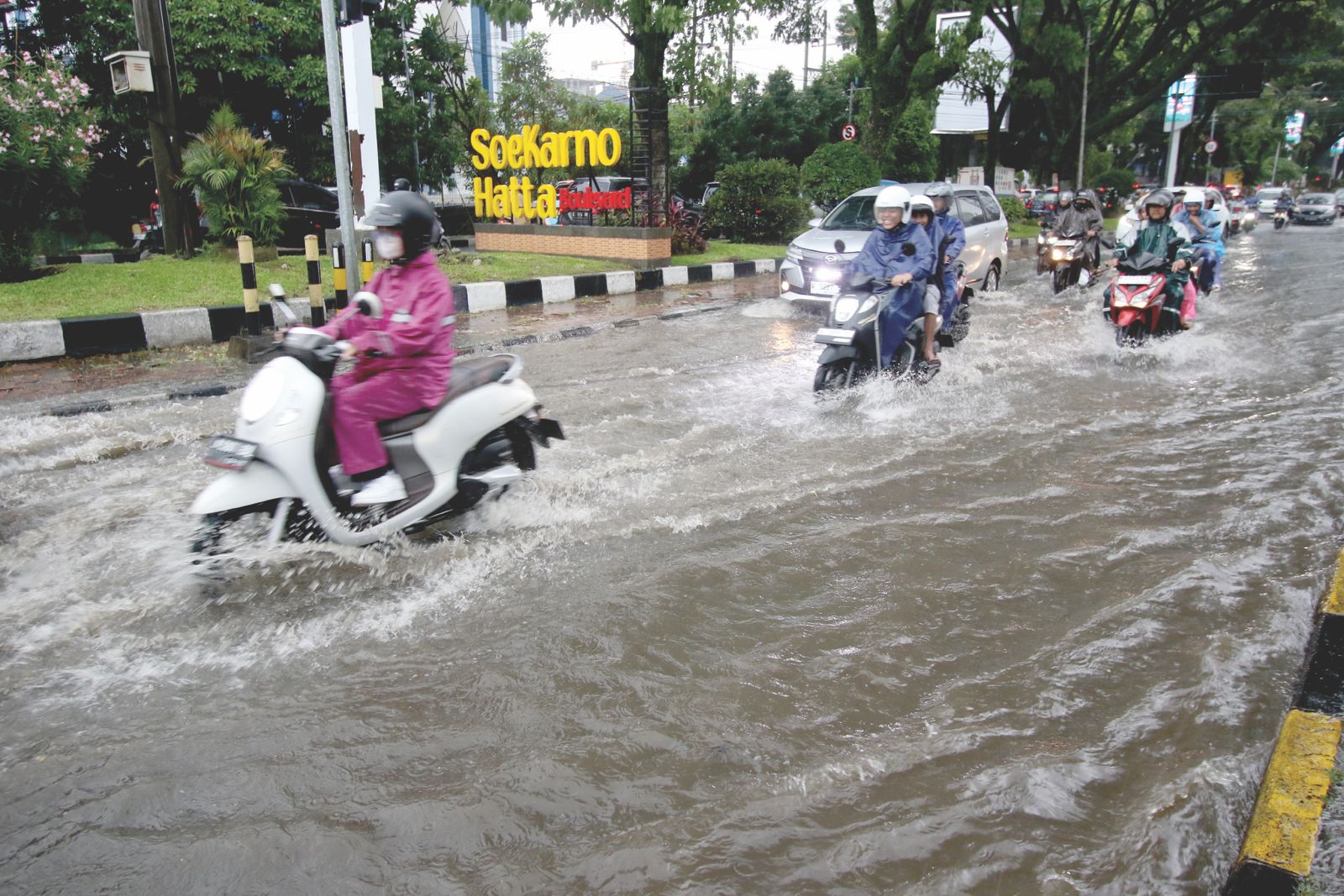 LANGGANAN: Jalan Soekarno-Hatta tergenang selama dua jam, kemarin sore. Dua lokasi lainnya juga mengalami hal serupa. (SATRIA CAHYONO/RADAR MALANG)