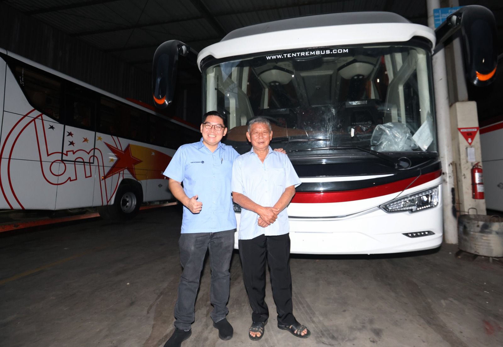 TANGGUH: Tatang Wahyudi (kanan) ditemani anaknya, Yohan Wahyudi, yang kini dipercaya menjadi managing director Karoseri Tentrem. DARMONO/RADAR MALANG