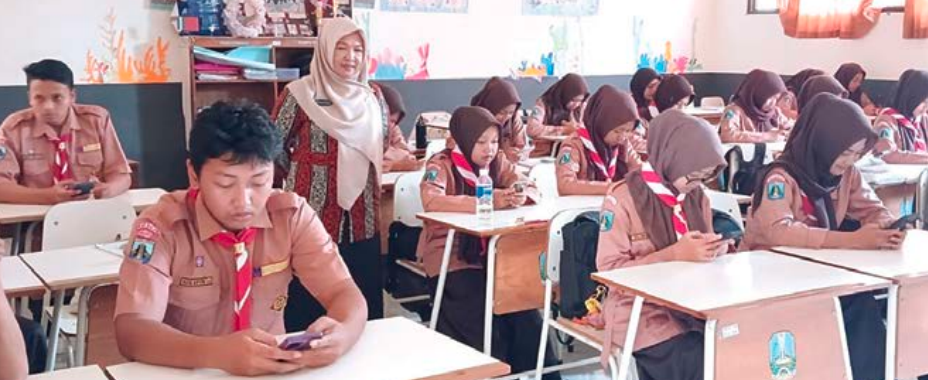 FOKUS: Kepala SMAN 1 Sumberpucung Sri Endang Hidajati MPd (berdiri tengah) mendampingi langsung siswa yang mengerjakan soal Tryout SNBT.