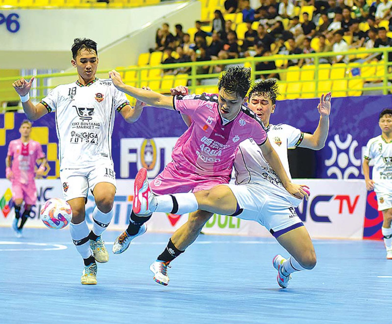 MOTIVASI TINGGI: Armia Zainul (tengah) dihadang pemain Sadakata United dalam laga PFL pekan ke-3, 19 Januari lalu. MO UNGGUL FC MALANG FOR RADAR MALANG