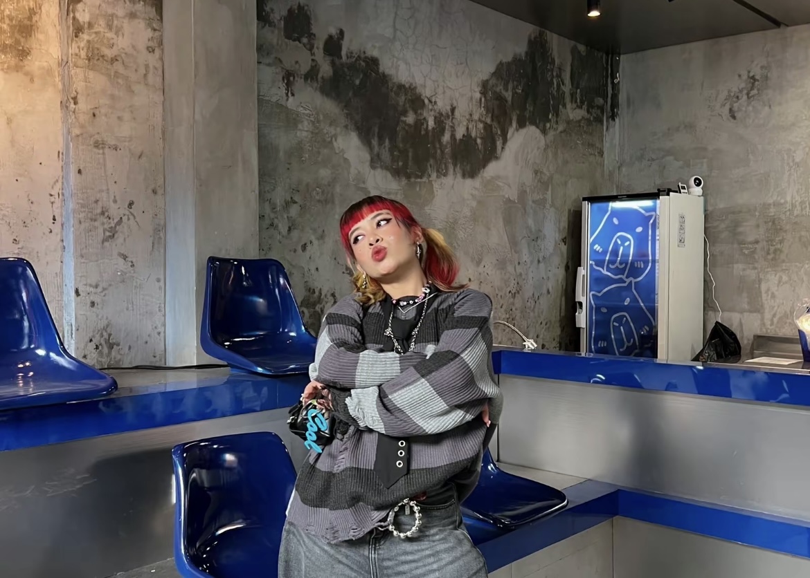 Interior kafe dengan dominasi warna biru pada dinding dan furnitur semen (lyssaachan).