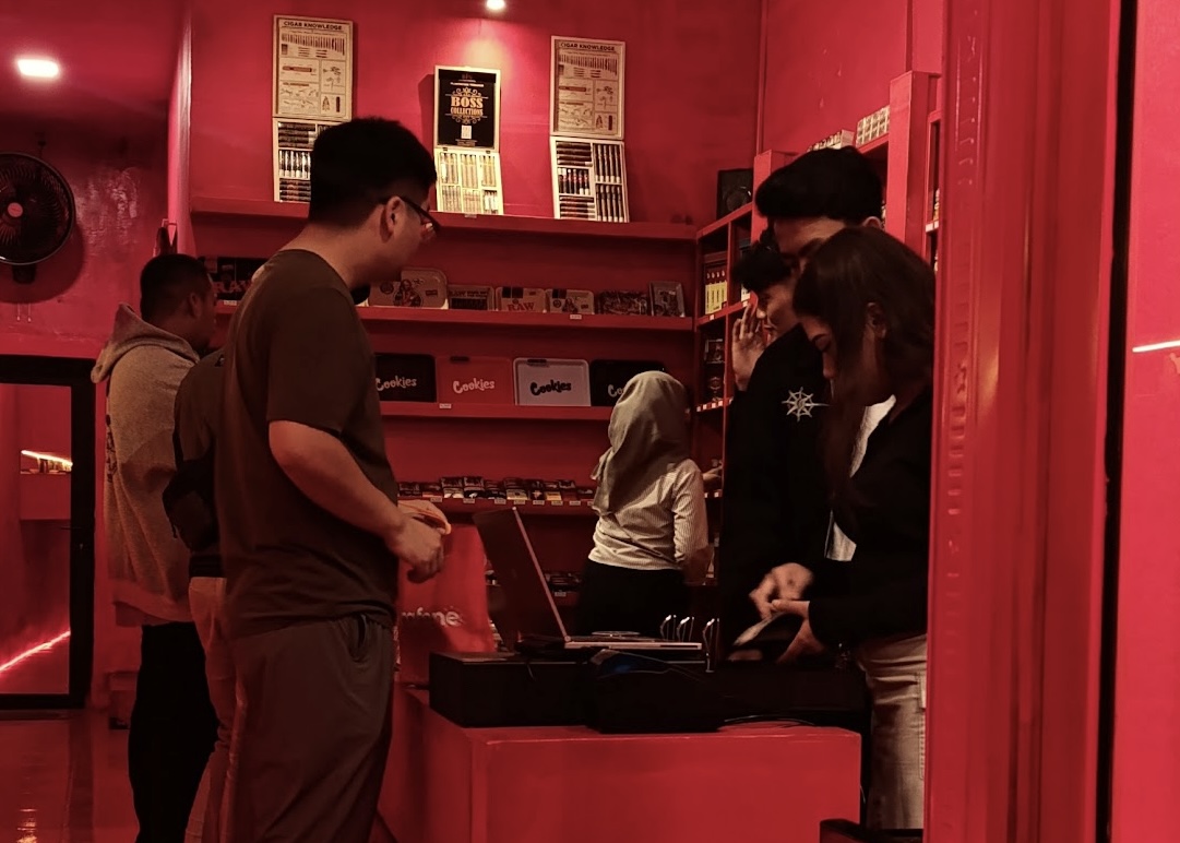 Elemen warna merah yang menjadi ciri khas kafe Masple Coffee & Gelato (Masplekafe).