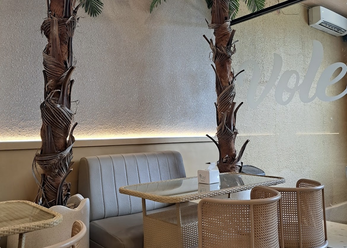 Nuansa klasik di kafe Volendam (chelsilyaaa).