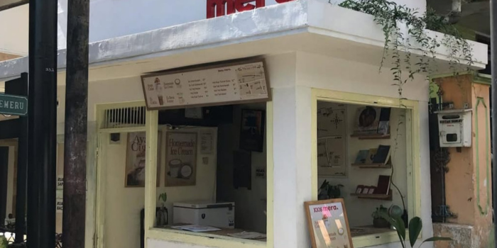 Konsep mini library dengan hiasan barang antik menambah kesan unik (Instagram:mera.inthealley)