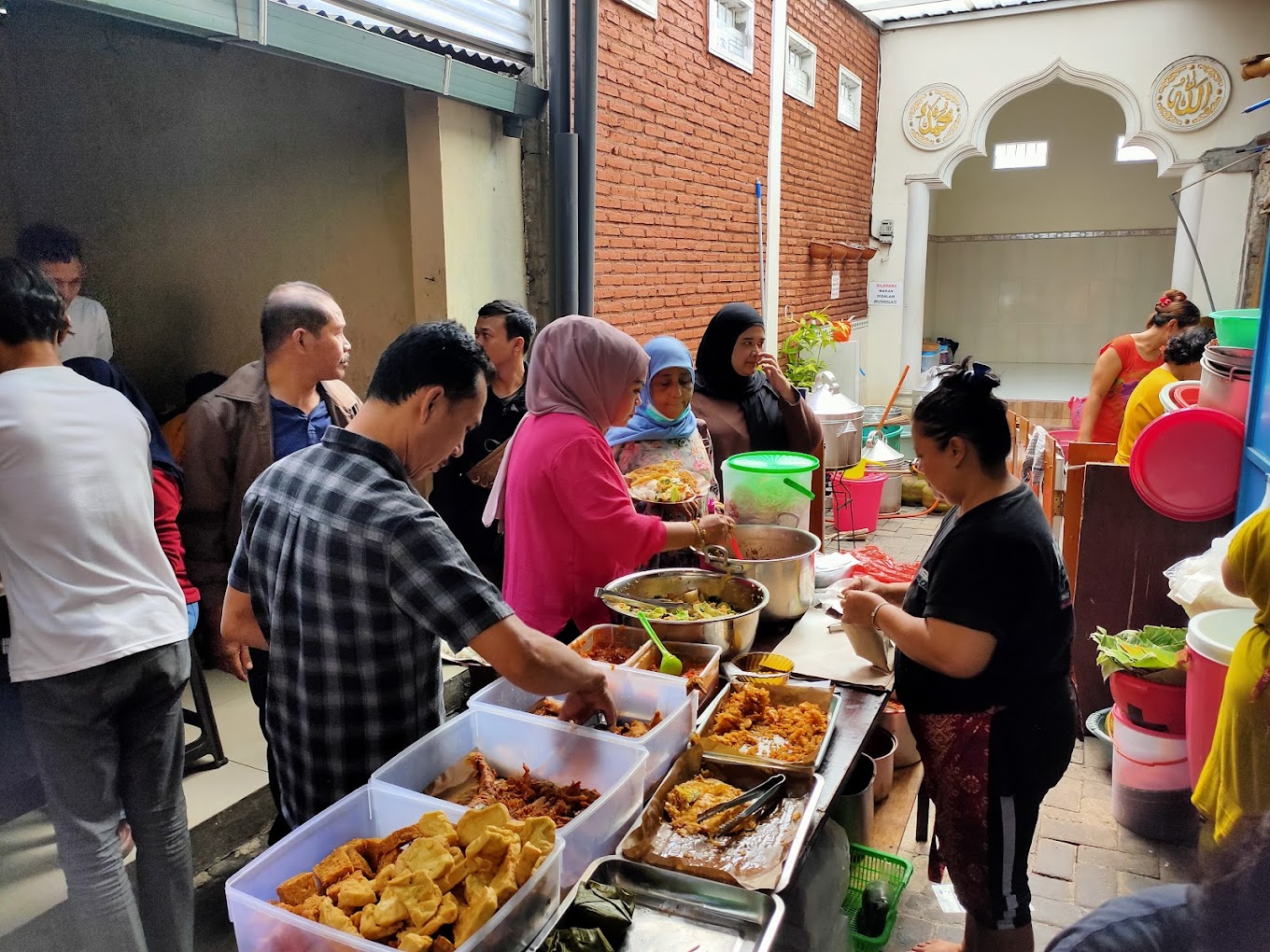 Warung Bang Leo di serbu pengunjung (broyonathanchannel).